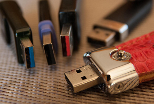 What is the difference between a USB 2.0 and a 3.0 flash drive